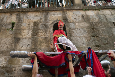 Alegría y fiesta en la despedida de los Sanfermines con el tradicional 'Encierro de la villavesa'