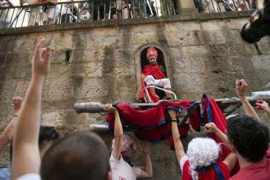 Alegría y fiesta en la despedida de los Sanfermines con el tradicional 'Encierro de la villavesa'