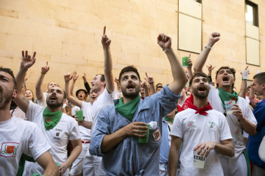Alegría y fiesta en la despedida de los Sanfermines con el tradicional 'Encierro de la villavesa'