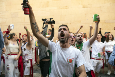Alegría y fiesta en la despedida de los Sanfermines con el tradicional 'Encierro de la villavesa'