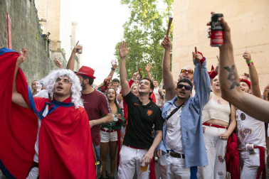 Alegría y fiesta en la despedida de los Sanfermines con el tradicional 'Encierro de la villavesa'