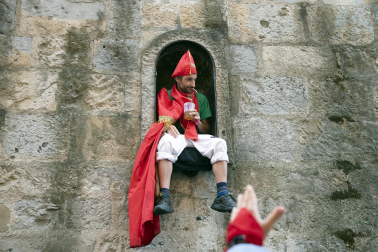 Alegría y fiesta en la despedida de los Sanfermines con el tradicional 'Encierro de la villavesa'