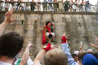 Alegría y fiesta en la despedida de los Sanfermines con el tradicional 'Encierro de la villavesa'