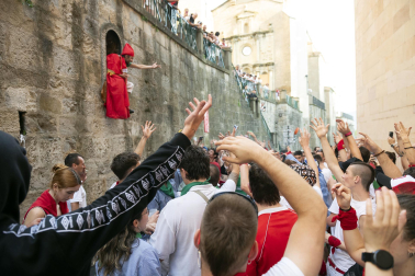 Alegría y fiesta en la despedida de los Sanfermines con el tradicional 'Encierro de la villavesa'