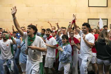 Alegría y fiesta en la despedida de los Sanfermines con el tradicional 'Encierro de la villavesa'
