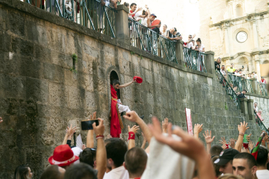 Alegría y fiesta en la despedida de los Sanfermines con el tradicional 'Encierro de la villavesa'