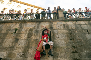 Alegría y fiesta en la despedida de los Sanfermines con el tradicional 'Encierro de la villavesa'