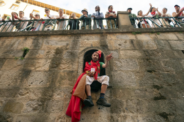 Alegría y fiesta en la despedida de los Sanfermines con el tradicional 'Encierro de la villavesa'