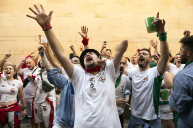 Alegría y fiesta en la despedida de los Sanfermines con el tradicional 'Encierro de la villavesa'
