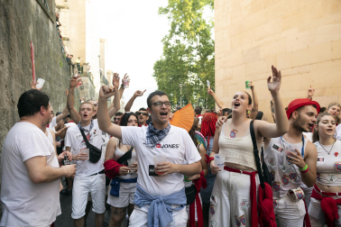Alegría y fiesta en la despedida de los Sanfermines con el tradicional 'Encierro de la villavesa'