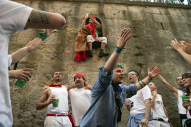 Alegría y fiesta en la despedida de los Sanfermines con el tradicional 'Encierro de la villavesa'