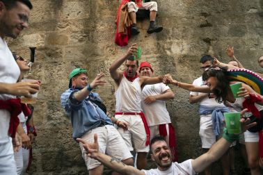 Alegría y fiesta en la despedida de los Sanfermines con el tradicional 'Encierro de la villavesa'