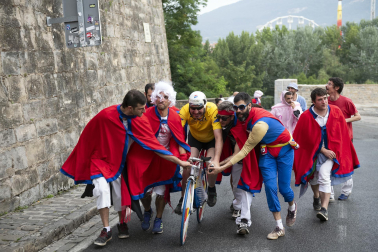 Alegría y fiesta en la despedida de los Sanfermines con el tradicional 'Encierro de la villavesa'