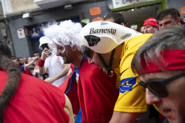 Alegría y fiesta en la despedida de los Sanfermines con el tradicional 'Encierro de la villavesa'