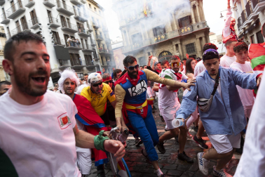 Alegría y fiesta en la despedida de los Sanfermines con el tradicional 'Encierro de la villavesa'