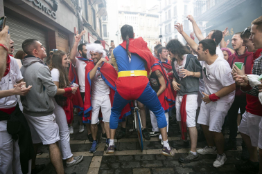 Alegría y fiesta en la despedida de los Sanfermines con el tradicional 'Encierro de la villavesa'