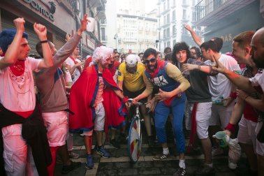 Alegría y fiesta en la despedida de los Sanfermines con el tradicional 'Encierro de la villavesa'