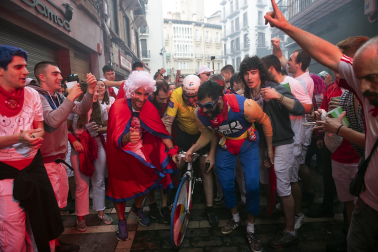 Alegría y fiesta en la despedida de los Sanfermines con el tradicional 'Encierro de la villavesa'