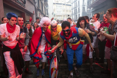 Alegría y fiesta en la despedida de los Sanfermines con el tradicional 'Encierro de la villavesa'