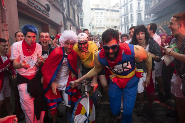 Alegría y fiesta en la despedida de los Sanfermines con el tradicional 'Encierro de la villavesa'