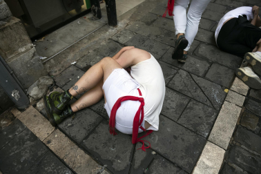 Alegría y fiesta en la despedida de los Sanfermines con el tradicional 'Encierro de la villavesa'