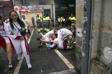 Alegría y fiesta en la despedida de los Sanfermines con el tradicional 'Encierro de la villavesa'