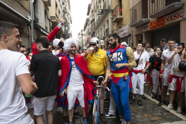 Alegría y fiesta en la despedida de los Sanfermines con el tradicional 'Encierro de la villavesa'
