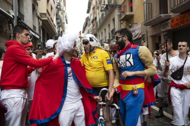 Alegría y fiesta en la despedida de los Sanfermines con el tradicional 'Encierro de la villavesa'