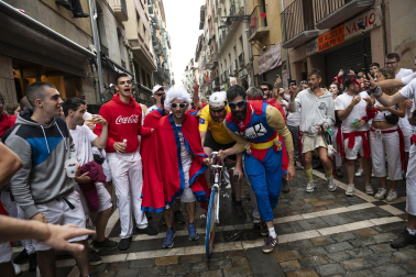 Alegría y fiesta en la despedida de los Sanfermines con el tradicional 'Encierro de la villavesa'
