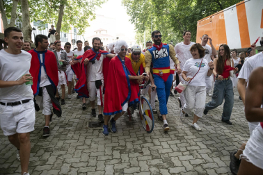 Alegría y fiesta en la despedida de los Sanfermines con el tradicional 'Encierro de la villavesa'