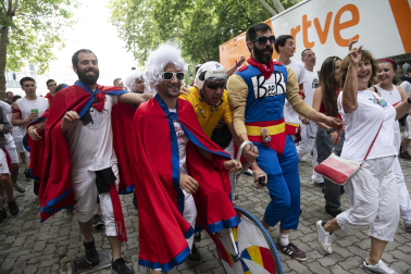Alegría y fiesta en la despedida de los Sanfermines con el tradicional 'Encierro de la villavesa'