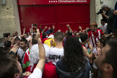 Alegría y fiesta en la despedida de los Sanfermines con el tradicional 'Encierro de la villavesa'