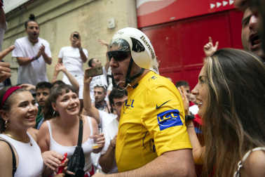 Alegría y fiesta en la despedida de los Sanfermines con el tradicional 'Encierro de la villavesa'