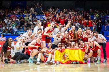 Las jugadores de la selección española sub17 celebran la medalla de bronce en el Mundial