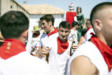 Fotos del cohete de las fiestas de Mélida. /