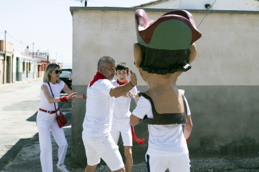 Fotos del cohete de las fiestas de Mélida. /