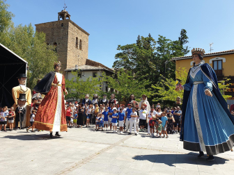 Comparsa de gigantes y cabezudos de Aoiz