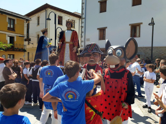 Comparsa de gigantes y cabezudos de Aoiz