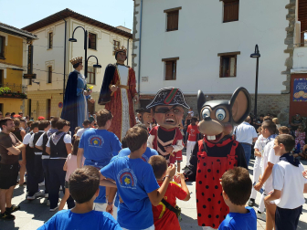 Comparsa de gigantes y cabezudos de Aoiz