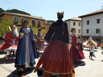 Comparsa de gigantes y cabezudos de Aoiz