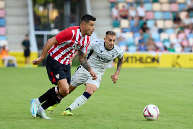 Fotos del partido entre Athletic y Osasuna en la Euskal Herriko Txapela en Barakaldo