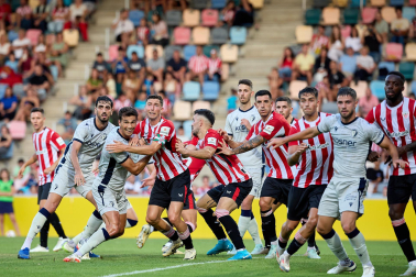 Fotos del partido entre Athletic y Osasuna en la Euskal Herriko Txapela en Barakaldo