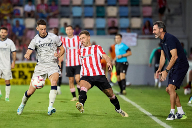 Fotos del partido entre Athletic y Osasuna en la Euskal Herriko Txapela en Barakaldo