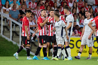 Fotos del partido entre Athletic y Osasuna en la Euskal Herriko Txapela en Barakaldo
