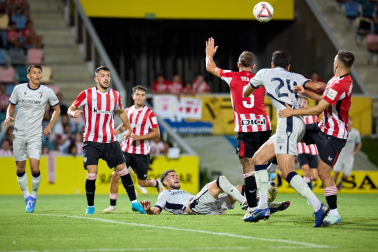 Fotos del partido entre Athletic y Osasuna en la Euskal Herriko Txapela en Barakaldo