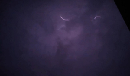 Uno de los rayos que ha dejado la tormenta, captado desde la Trinidad de Arre