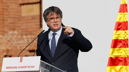 El expresidente catalán Carles Puigdemont interviene en el acto de bienvenida para el que miles de independentistas se congregan en el paseo Lluís Companys de Barcelona