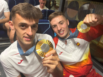 Aimar Oroz y Jon Pacheco, juntos en el autobús, con sus medallas de oro