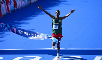 Tamirat Tola, nuevo rey del maratón olímpico tras el hundimiento de Kipchoge