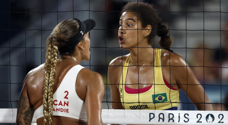 Brandie Wilkerson, de Canadá, y la brasileña Ana Patricia Silva Ramos discuten acaloradamente durante la final de vóley playa femenino de los Juegos Olímpicos de París